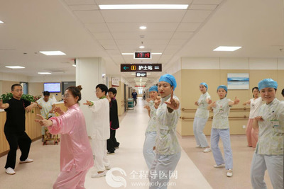 徐州肿瘤医院呼吸科医生竟带病人在病房练起了气功--八段锦!